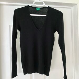 UNITED COLORS OF BENETTON V-Neck Black Long Sleeved Sweater